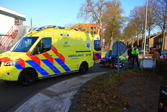 Man op fiets gewond bij botsing met auto