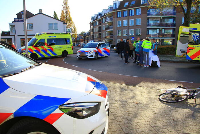 Man op fiets gewond bij botsing met auto