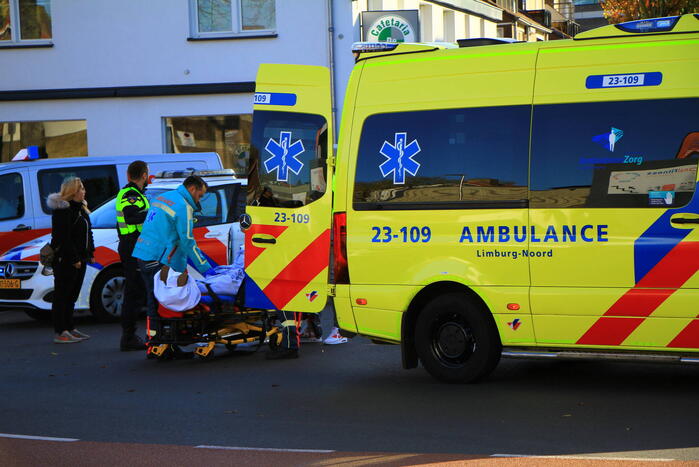 Man op fiets gewond bij botsing met auto