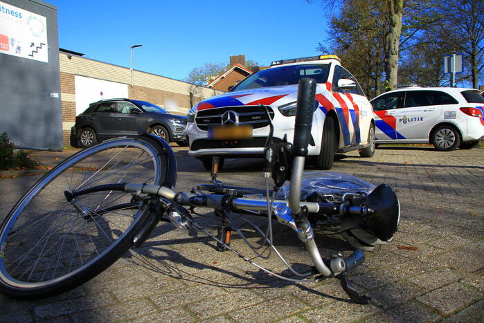 Man op fiets gewond bij botsing met auto