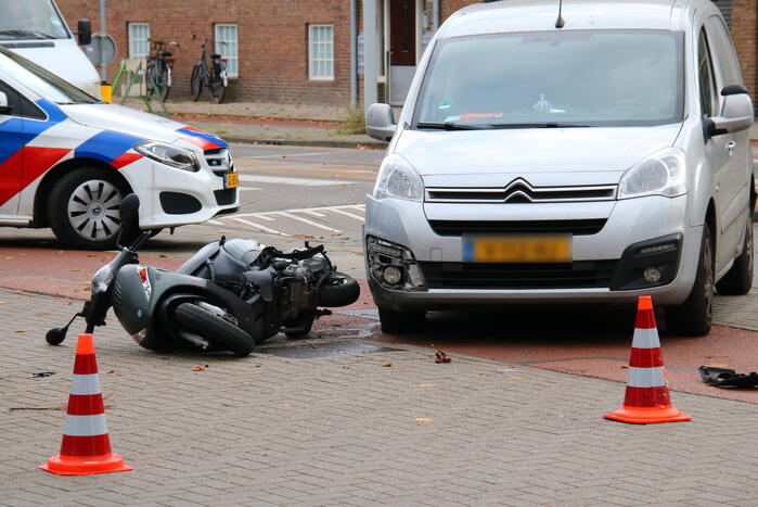 Afslaande bestelbus ziet scooterrijder over het hoofd