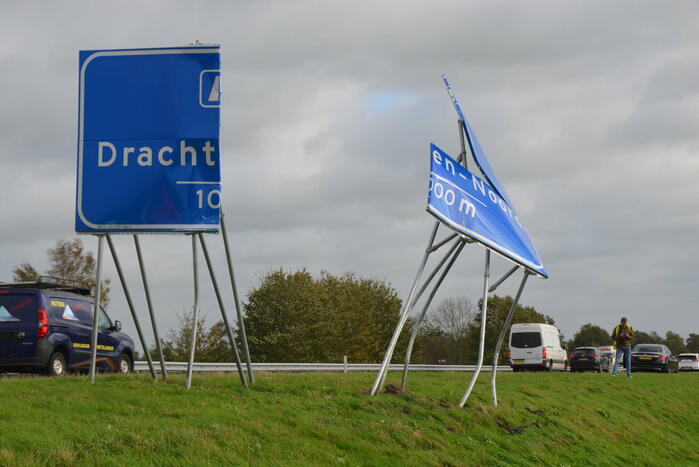Auto raakt van de weg, ramt verkeersbord en belandt in sloot