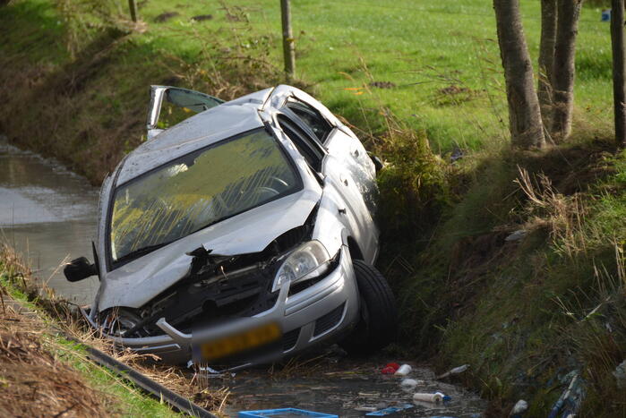 Auto raakt van de weg, ramt verkeersbord en belandt in sloot