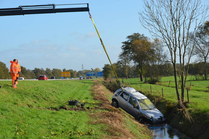 Auto raakt van de weg, ramt verkeersbord en belandt in sloot