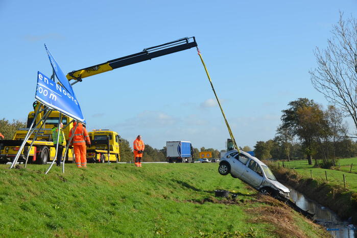 Auto raakt van de weg, ramt verkeersbord en belandt in sloot