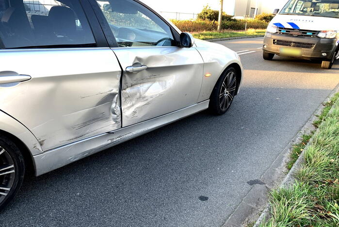 Twee personenwagens botsen op elkaar