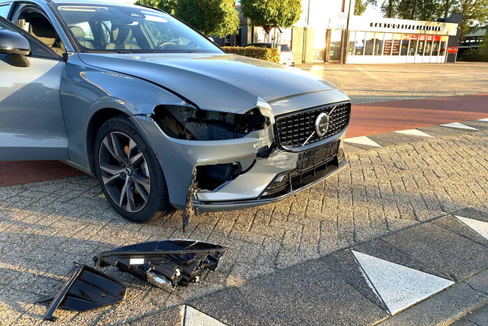 Twee personenwagens botsen op elkaar