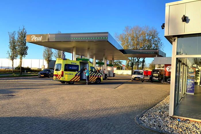 Twee personenwagens botsen op elkaar