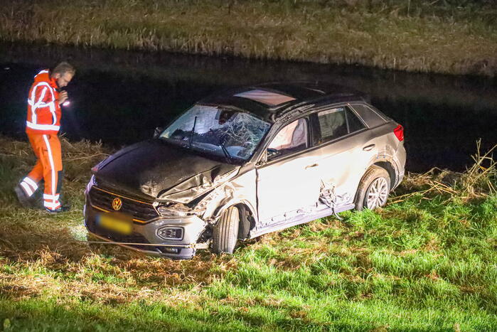 Automobiliste slaat meerdere keren over de kop