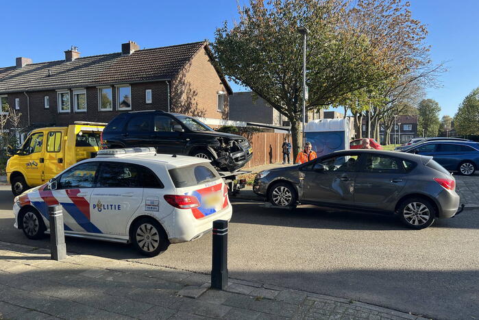 Veel schade bij ongeval tussen twee personenauto's