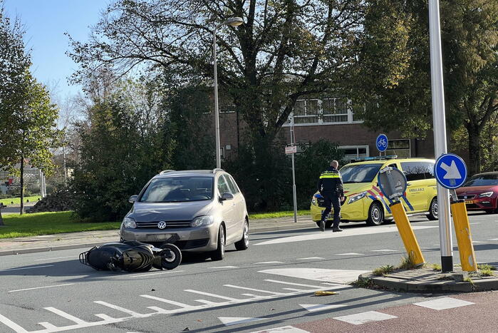 Personenauto ziet scooterrijder over het hoofd