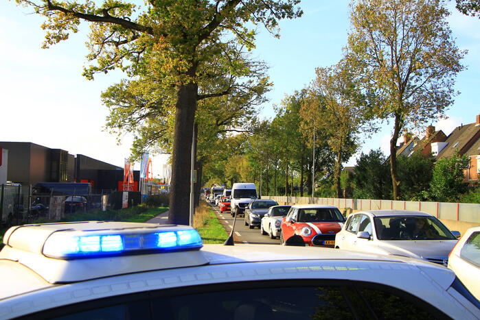 Scooterrijdster aangereden op rotonde