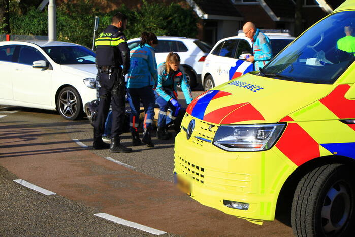 Scooterrijdster aangereden op rotonde