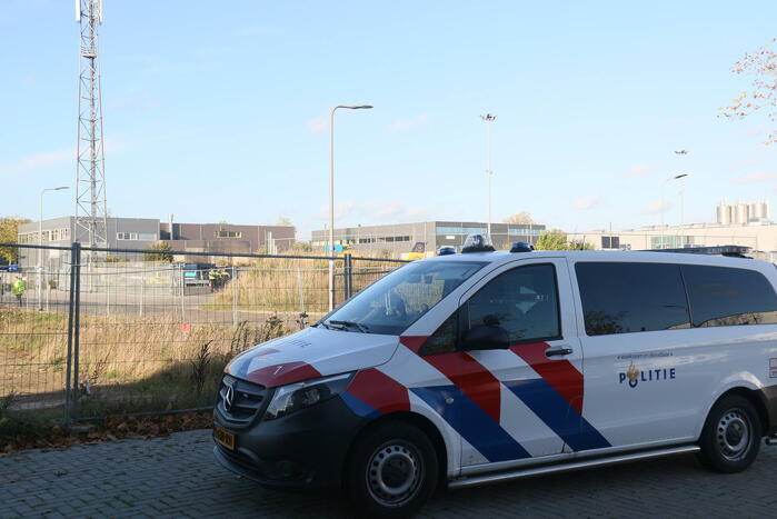 Vrouw zwaargewond na val in laadkuil