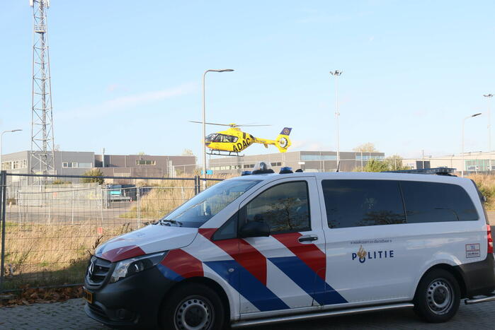 Vrouw zwaargewond na val in laadkuil