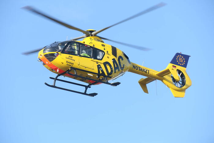 Vrouw zwaargewond na val in laadkuil