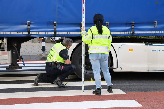 Man van 84 overleden bij aanrijding met vrachtwagen