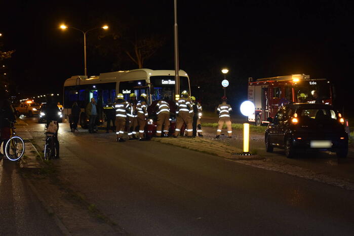 Lijnbus botst met personenauto
