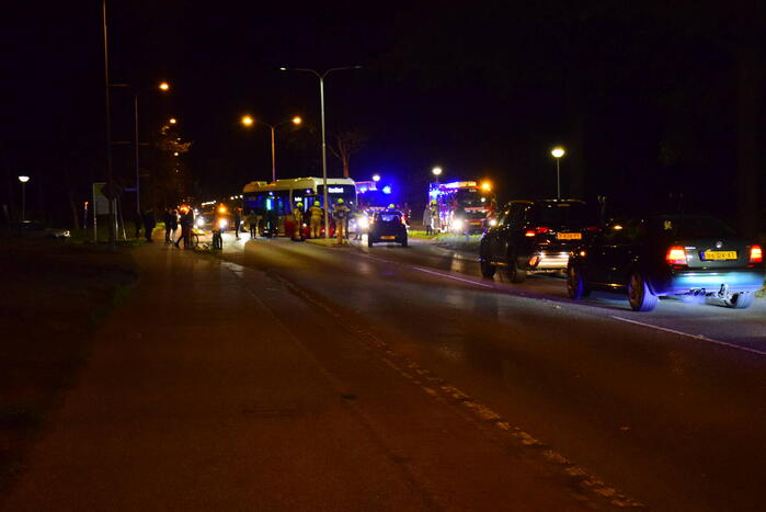 Lijnbus botst met personenauto