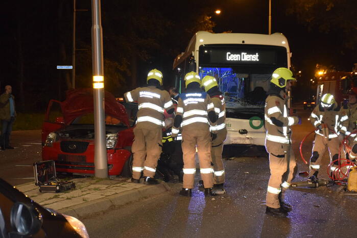 Lijnbus botst met personenauto