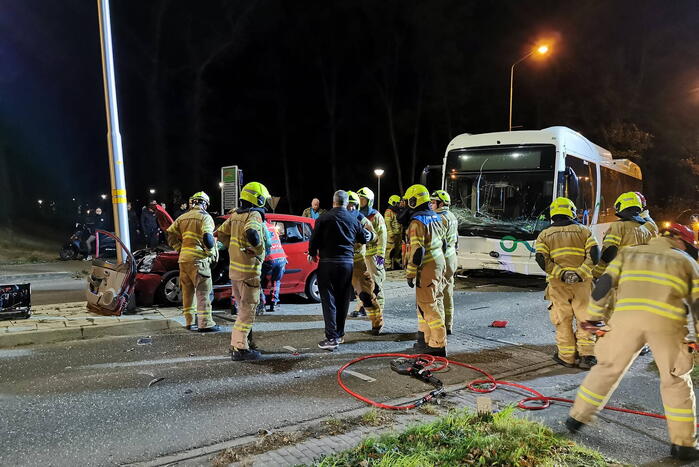 Lijnbus botst met personenauto