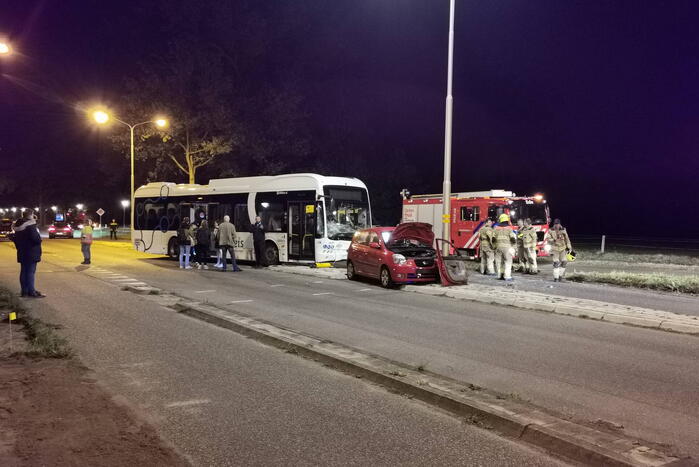Lijnbus botst met personenauto