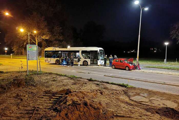 Lijnbus botst met personenauto
