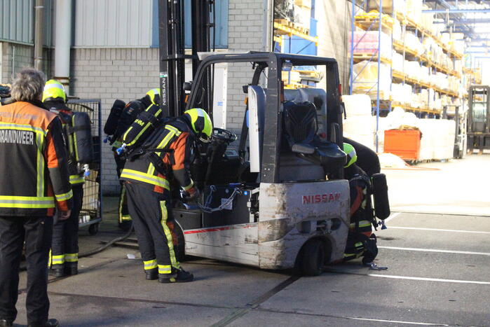 Accu van vorkheftruck vliegt in brand