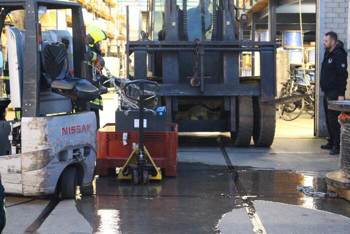 Accu van vorkheftruck vliegt in brand