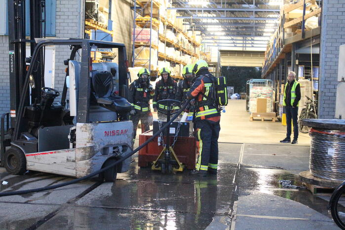 Accu van vorkheftruck vliegt in brand
