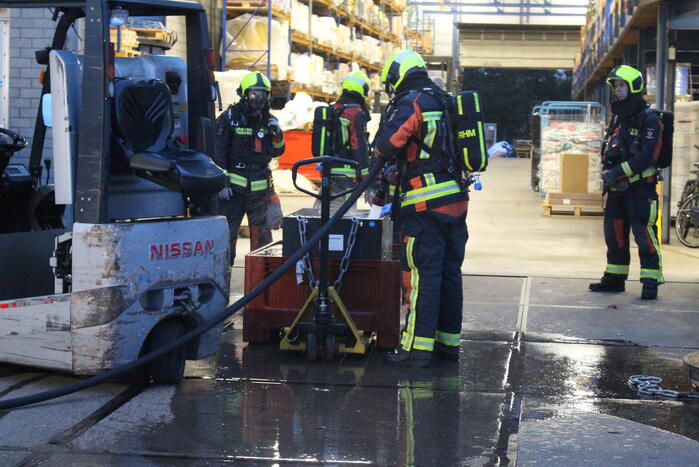 Accu van vorkheftruck vliegt in brand