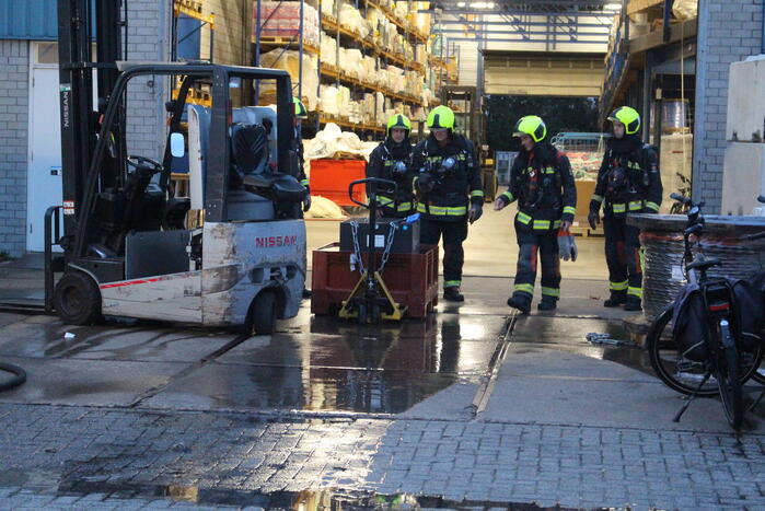Accu van vorkheftruck vliegt in brand