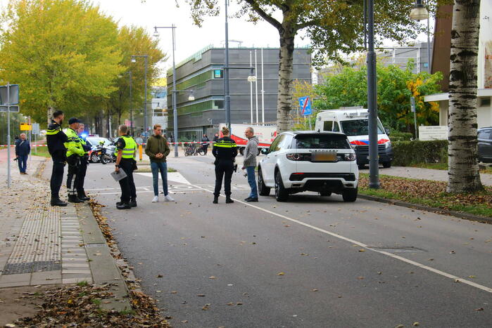Overstekende voetganger belandt op motorkap van auto