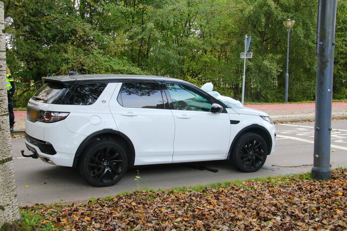 Overstekende voetganger belandt op motorkap van auto