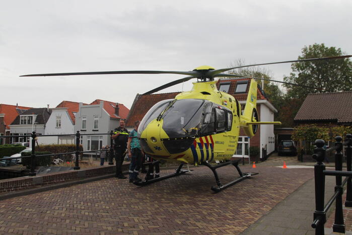 Traumahelikopter landt op brug