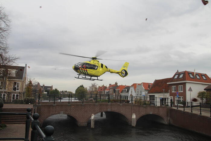 Traumahelikopter landt op brug