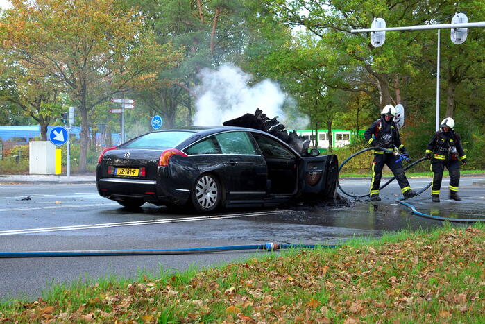 Auto verwoest door brand in motorcompartiment