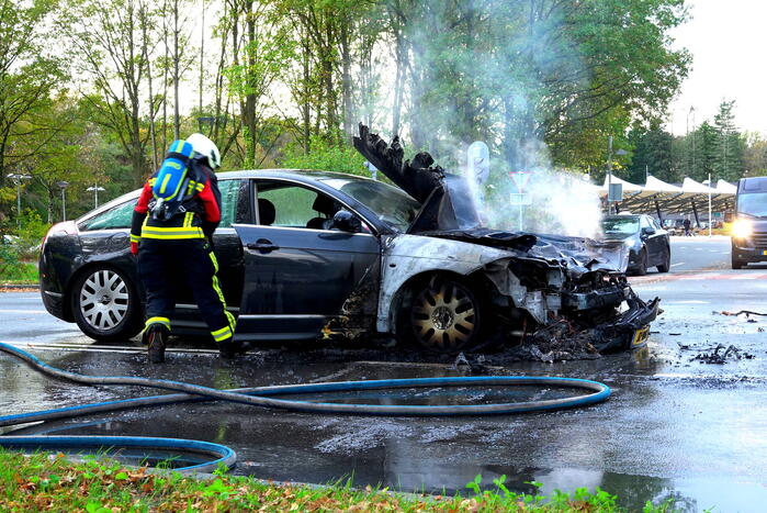 Auto verwoest door brand in motorcompartiment