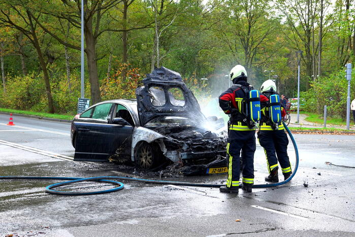 Auto verwoest door brand in motorcompartiment