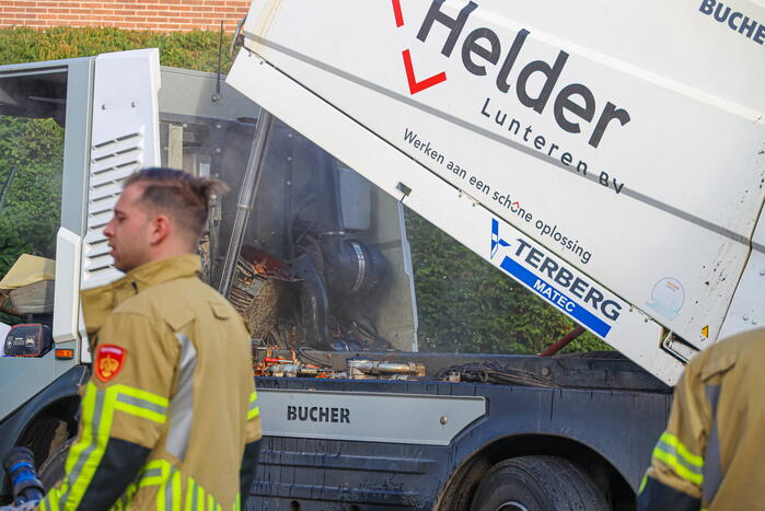 Veegwagen begint spontaan te roken