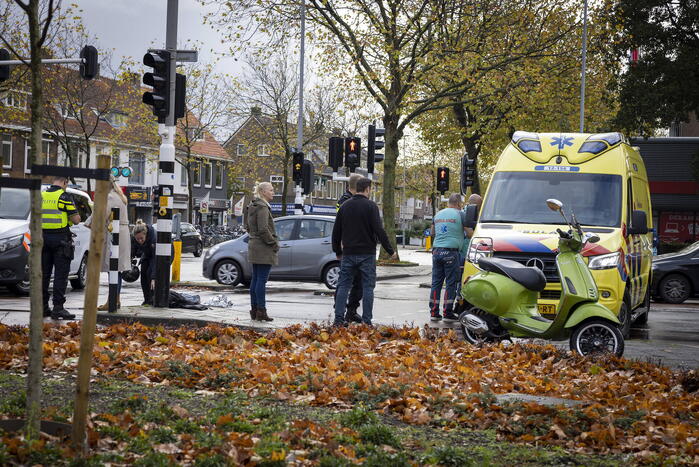 Scooterrijdster gewond bij verkeersongeval