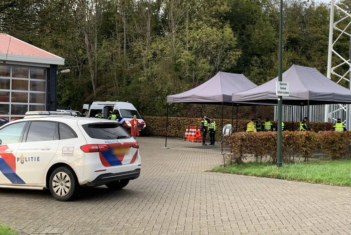Verkeerscontrole op het terrein van de brandweer