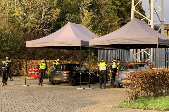 Verkeerscontrole op het terrein van de brandweer