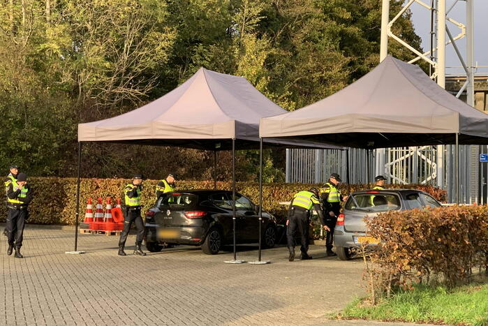 Verkeerscontrole op het terrein van de brandweer