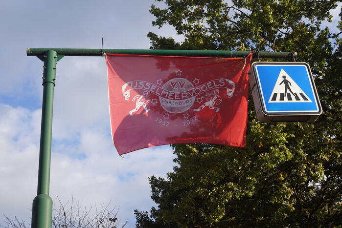 Vlaggen van IJsselmeervogels opgehangen