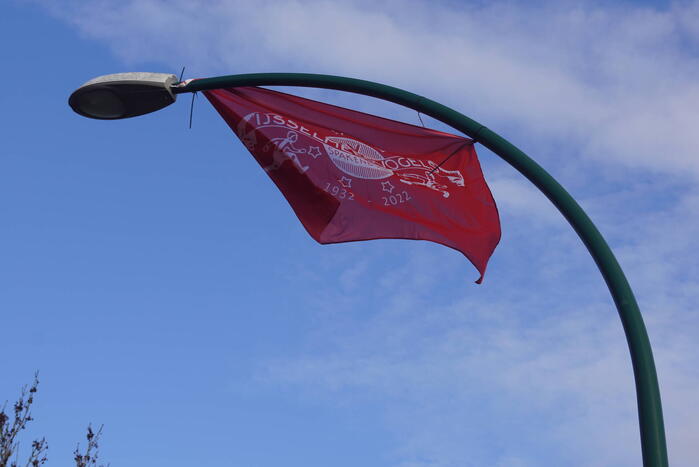 Vlaggen van IJsselmeervogels opgehangen
