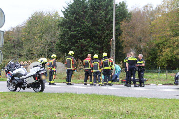 Motorrijder klapt achterop auto