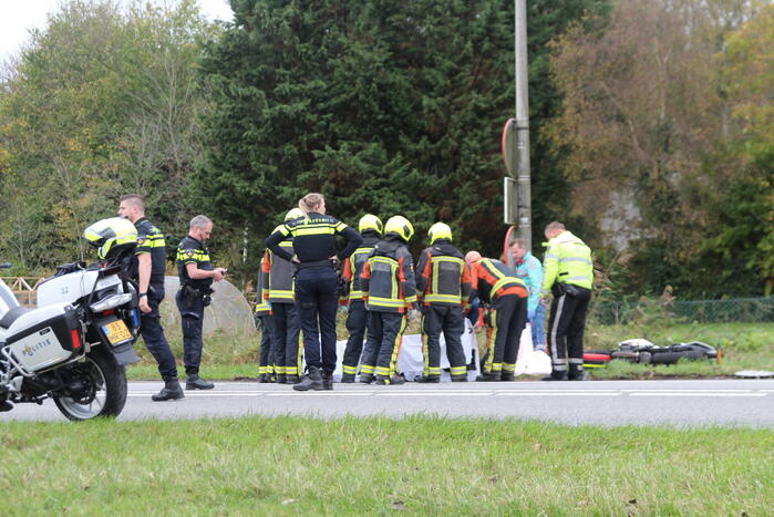 Motorrijder klapt achterop auto