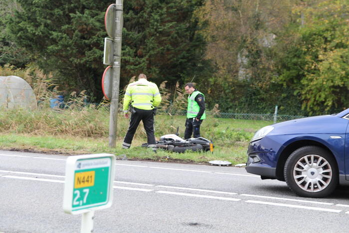 Motorrijder klapt achterop auto
