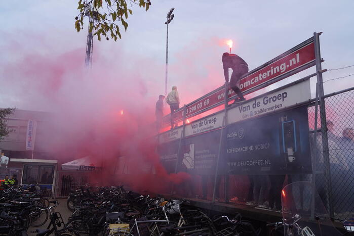 Veel supporters bij voetbalderby